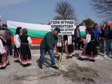 Жители на варненско село обявиха път за голфигрище