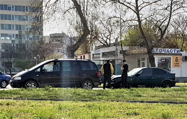 Шофьор с БМВ катастрофира до аутлета на Адидас в Бургас