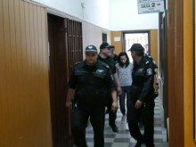 Доведоха в съда Габриела от мелето пред "Оазиса" в Кючука, каква ще е съдбата й?