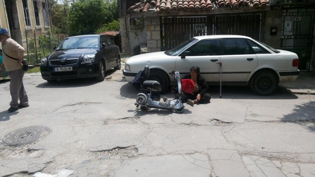 Petel
Жена в инвалидна количка пострадала при падане в улична дупка