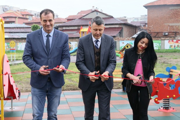 Две нови и модерни детски площадки откриха зам кметът Георги Титюков