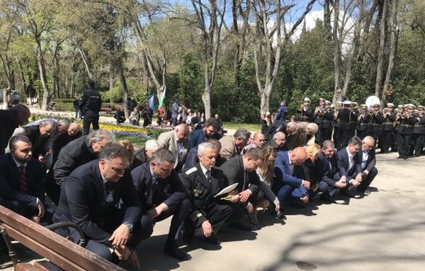 Varna24 bg Варна отбеляза 142 г от Априлското въстание пред паметника на