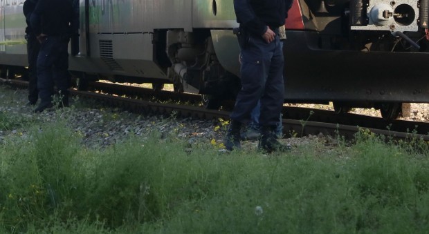 Пътнически влак отряза лявата ръка на пътник който скочил в движение от