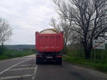 Опасно! Камион сипе камъни върху колите по АМ "Хемус"