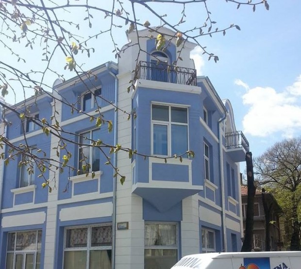 Varna24 bg  Сградата се намира до Адвокатската градинка на ъгъла на ул