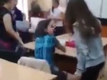 Брутална агресия между ученички, целият клас стои и се хили