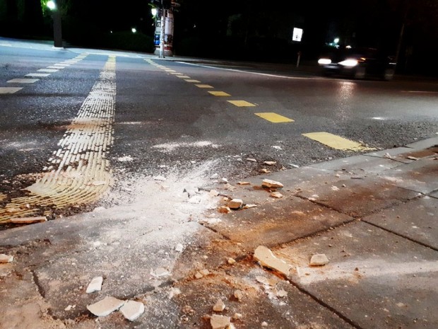 Burgas24.bg. Парчетата са паднали върху пешеходната пътека на бул. Христо