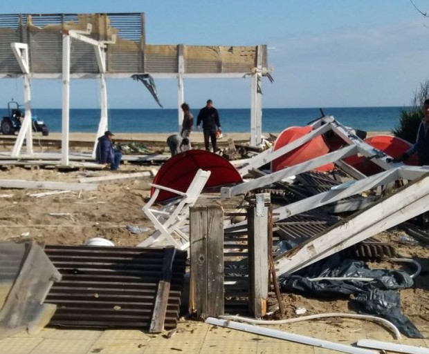 Наемателят на морски плаж Слънчев бряг север доброволно разчисти още незаконни