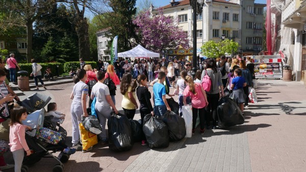 Много пловдивчани се събраха до фонтана край Община Пловдив с