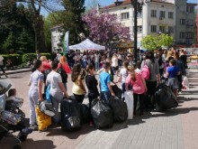 Навалица пред Общината! Пловдивчани помъкнаха големи чували