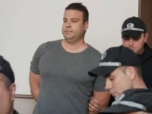Ето го окования в белезници полицейски шеф