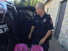Вижте какво е човещина и какви сърца има под полицейските униформи!