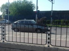 Зловещ инцидент! Метални тръби пробиха предното стъкло на "Опел" по време на движение!