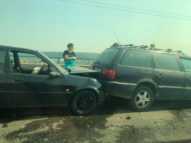Varna24 bg Верижна катастрофа блокира Аспарухов мост в посока от центъра