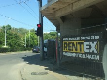 Строителен абсурд в "Северен": Кооперация "прегърна" светофар, за тротоар изобщо не остана място