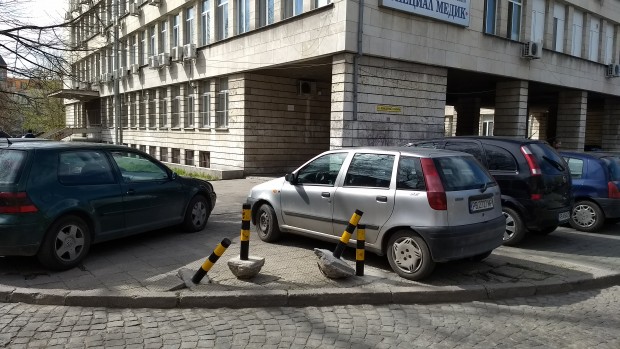 За изтръгнати антипаркинг колчета в центъра на Пловдив алармира читател