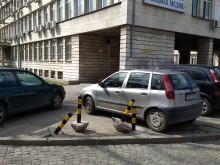 Изтръгнати антипаркинг колчета при Понеделник пазара