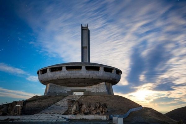 Паметникът на връх Бузлуджа ще се охранява денонощно от служители
