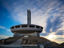 Монтират полицейска кабина на Бузлуджа, денонощно ще се охранява паметникът