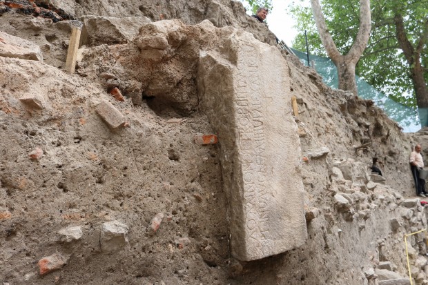 Изключително ценен надпис разкриха археолозите работещи при обект на ул