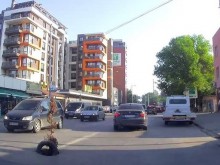 Брутална дупка в "Северен", "украсена" с гума и цвете, предизвика вълна от коментари