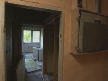 Болна жена получи общинско жилище без врати, прозорци и мивки