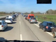 Удивително! Вижте какво направиха шофьори в Германия при ПТП на магистрала