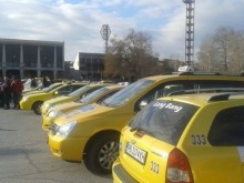 Шофьори на жълти коли в Пловдив: Ще махнем табелите "такси" и ще работим като "Юбер"!
