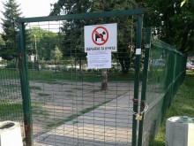 Родители скочиха срещу кучешка площадка: Болести, кърлежи и зарази на метри от децата ни!