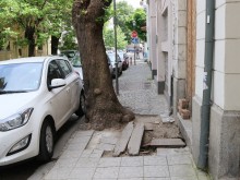На метри от Главната: Тротоар заплашва животи