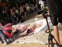 Веганите в акция: Кървави голи тела, хора, въртени на шиш и завити в огромен дюнер!