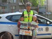 Пътен полицай гостува на децата от ДГ "Дружба"