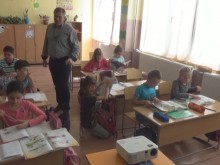 Училище дари пари и още куп подаръци на друго училище