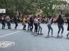 Похвално и красиво: 800 ученици извиха най-дългото училищно хоро