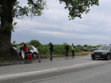 Пожарникари режат колата, за да извадят трупа на 23-годишната шофьорка!