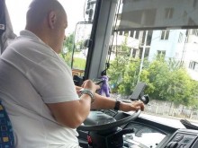Шофьор на автобус сърфира из фейса, докато вилнее из пловдивските улици