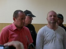 Докараха в съда мъжете, обвинени в източване на Здравната каса
