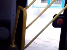 Брутален инцидент в пловдивски автобус! Врата затисна баба за шията, едва не се случи най-лошото!
