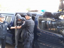 Екшън на старта на делото срещу убиеца на Никол! Близки замерят Иван с яйца