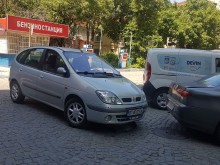 Очевидец: Видимо пиян шофьор блъсна автомобил и избяга