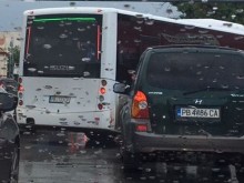 Автобуси "бродират" от крайна лява в крайна дясна, докато "балъците" чинно си чакат реда