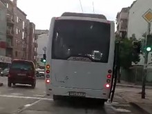 Опасно! Градски автобус се движи с отворена врата в Пловдив!