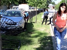 Старозагорско девойче помля разделителната ограда по "Санкт Петербург"
