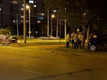 "Мерцедес" е в окаяно състояние след катастрофа в кръгово, другата кола изхвърча от пътя!