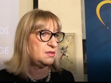 Цачева: Продължава издирването на избягалите затворници