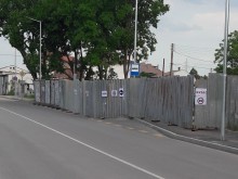 Тотално беззаконие в "Остромила"! Строеж "погълна" спирка на градския транспорт