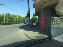Строителният контрол проверява кооперацията в "Северен", "прегърнала" светофар