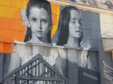 Фасадата на гърба на Халите продължава да се разхубавява