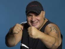 Фънки псува и бие джендър-фризьор след див скандал и пиперливи реплики!
