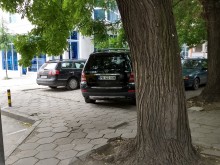 Неслучайно се има за цар! Вижте как паркира джипът на Кирил Рашков!